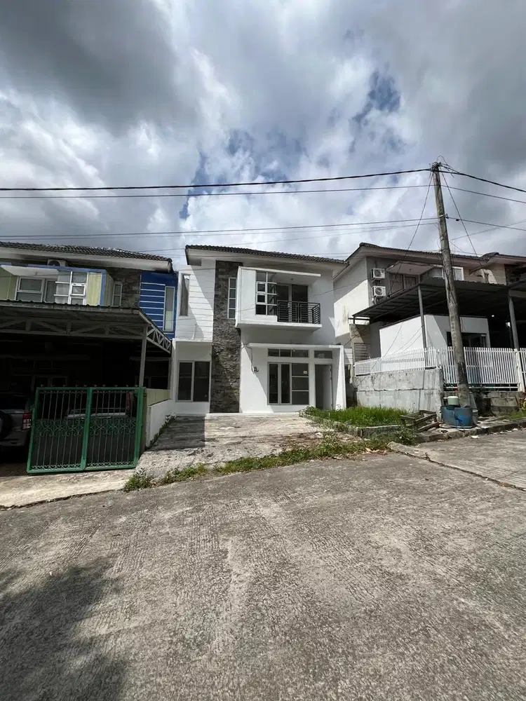 DISEWAKAN RUMAH CANTIK 58 JT 2 LANTAI CASTARICA REGENCY BALIKPAPAN