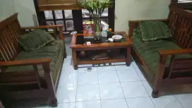 Bangku kayu jati masih layak pakai