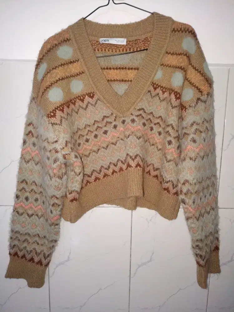 Sweater bulu croptop Zara