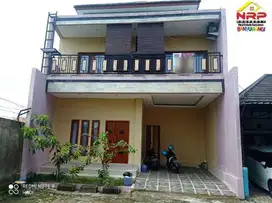 Dijual Rumah Ecxlusive 2 Lantai  Di Perum. Madania Residence - Genteng