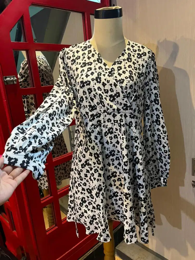 Dress motif bunga