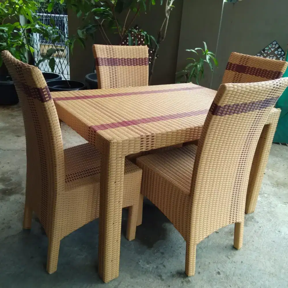 Dijual Meja Makan Rotan Sintetis Sisa Ekspor