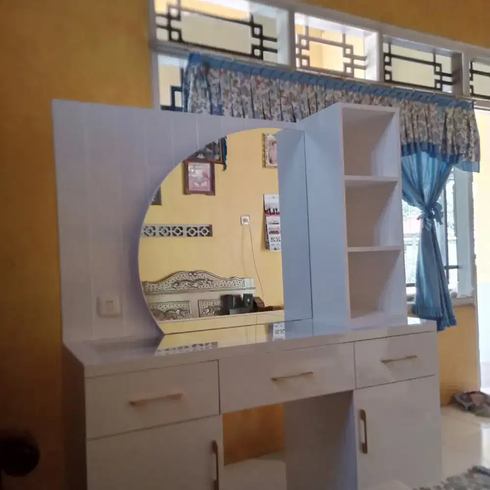 Meja rias minimalis