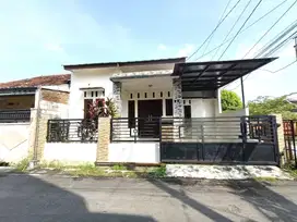 Rumah Bagus Bersih 1.5 Lantai Dekat UMS