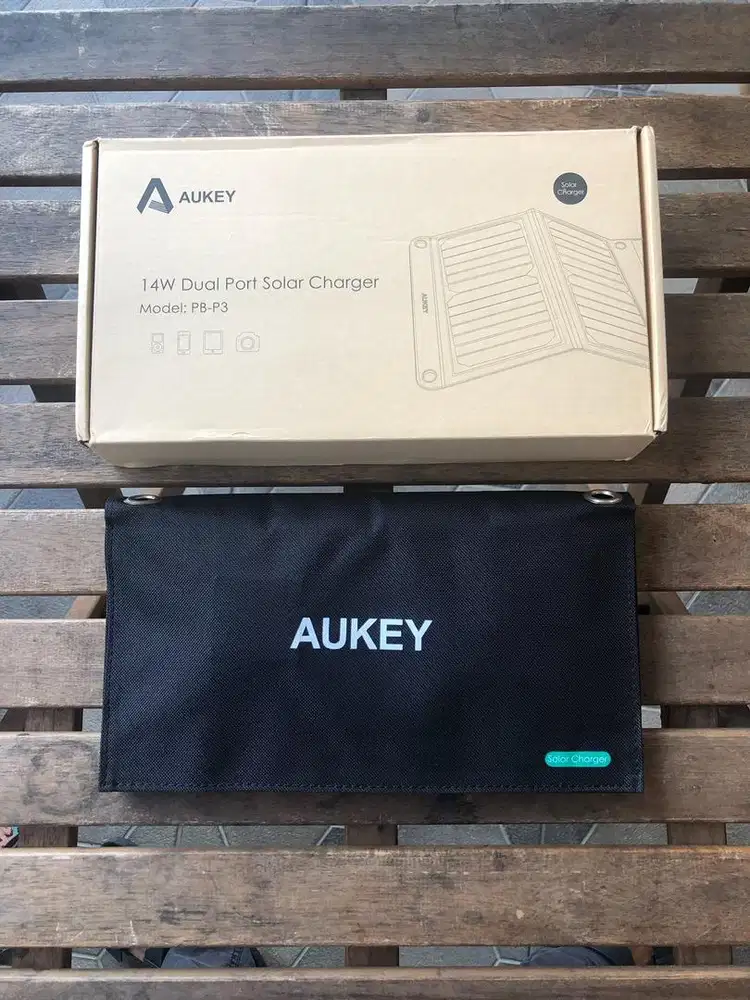 Aukey 14 W Portabel Pengisian Daya Surya Power Bank Tenaga Surya