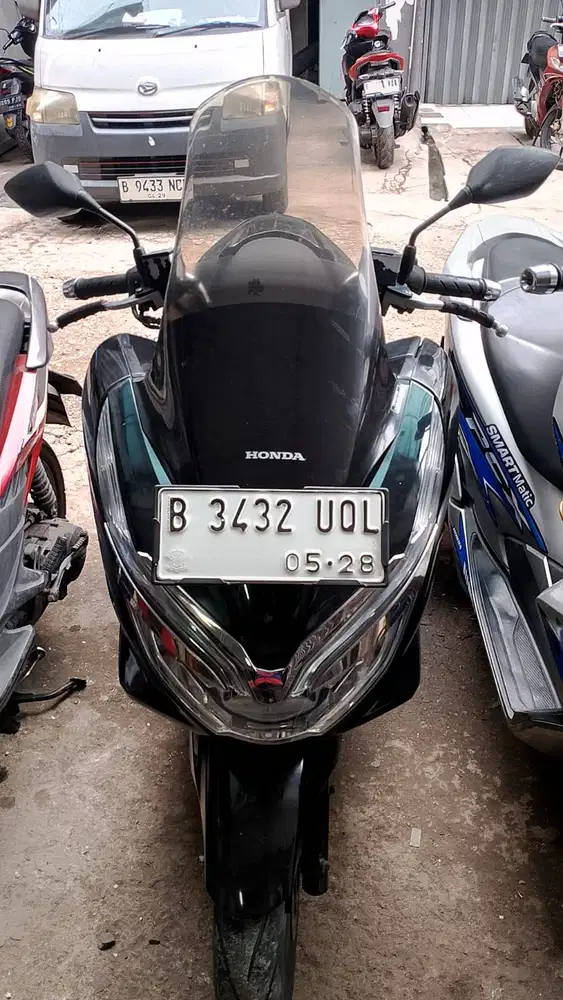 dijual motor honda pcx hitam dan silver