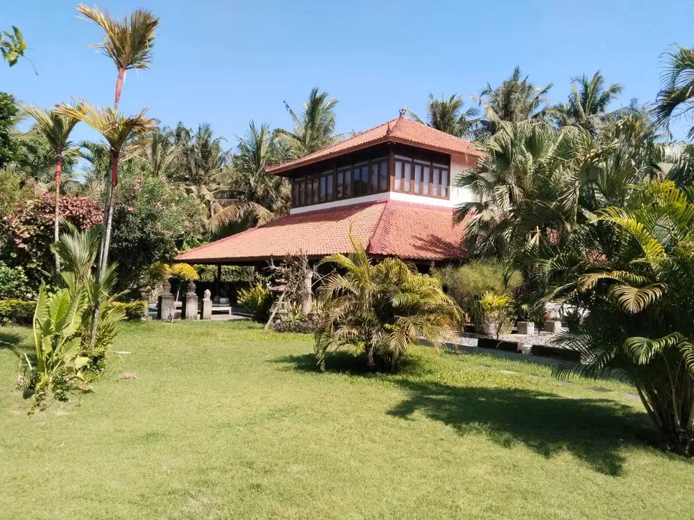 VILLA LUAS BESAR DI PANTAI SABA GIANYAR BALI