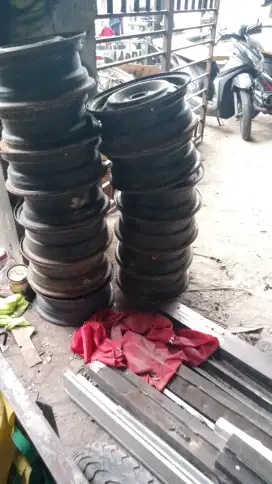 Di jual Borong velg mobil  drpd GK di pakek R 13 5 unit R 14 8 unit