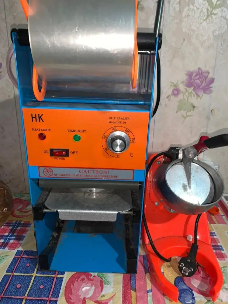 Cup seller dan pemutar es campur