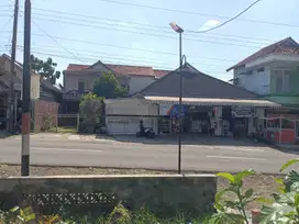 Rumah 2 lantai dan minimarket ditepi jalan raya matesih-jumantono