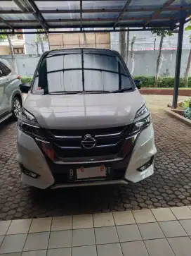 Di jual mobil Serena tahun 20021