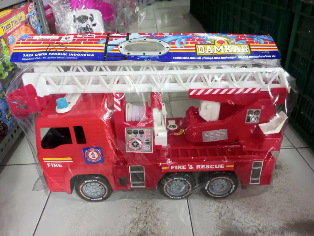 Mainan anak truk pemadam jumbo