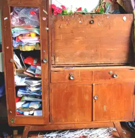Dua lemari jati tua