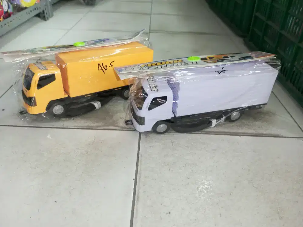 Mainan anak truk box baterai