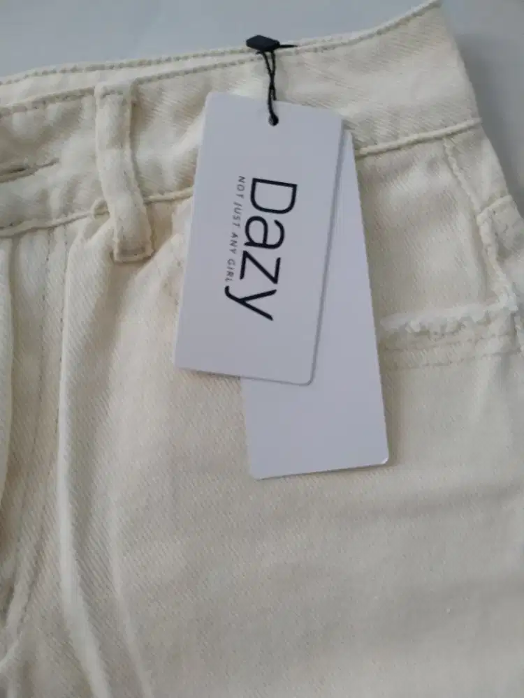 Celana jeans wanita warna cream Dazy