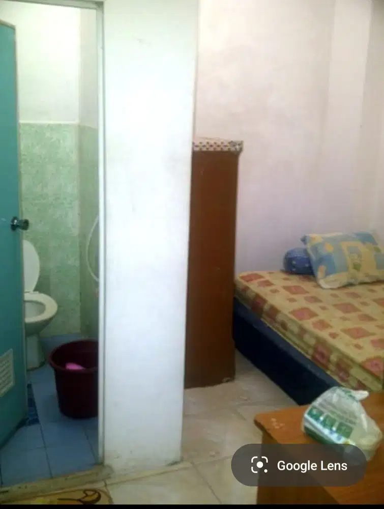 Kos harian kamar mandi dalam strategis