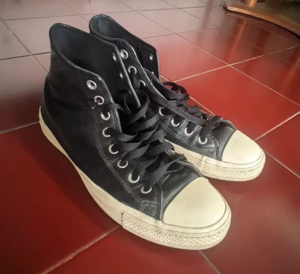 Sepatu converse leather