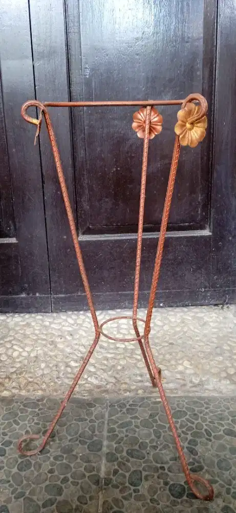 Tatakan pot dari besi