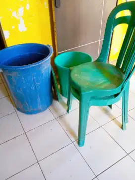 Bak mandi, ember air dan kursi plastik