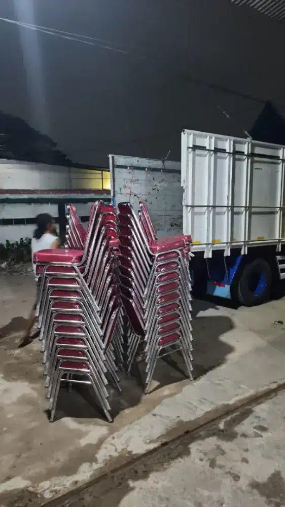 Reparasi dan pembuatan kursi pesta