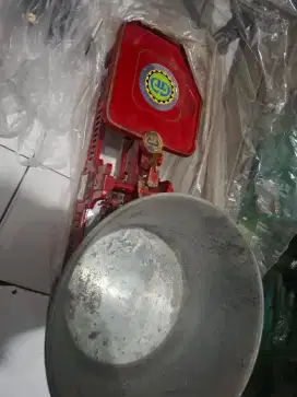 Timbangan besi bekas warung