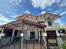 Dijual rumah pribadi, besar dan kokoh di lokasi strategis