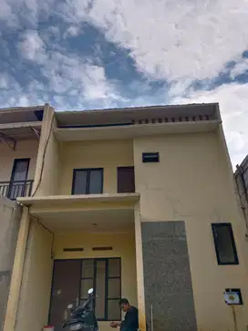 Rumah pinggir jalan raya,row jalan 2 mobil sudah SHM harga terjangkau