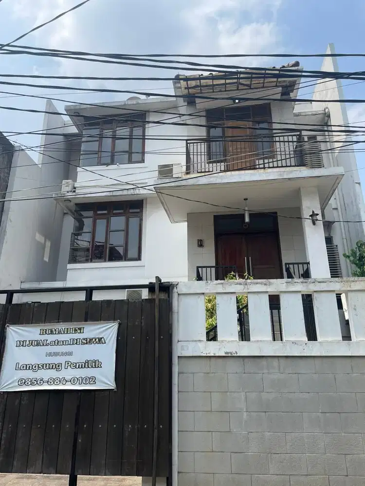 Disewakan Rumah Bagus 3 Lantai Bisa Segera Huni di Senopati Kebayoran