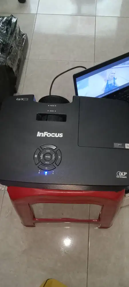 DIJUAL INFOCUS IN 114v + LAYAR SCREEN PROYEKTOR 70 INCH