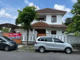 Rumah luas 2 lantai tengah kota Manahan Solo