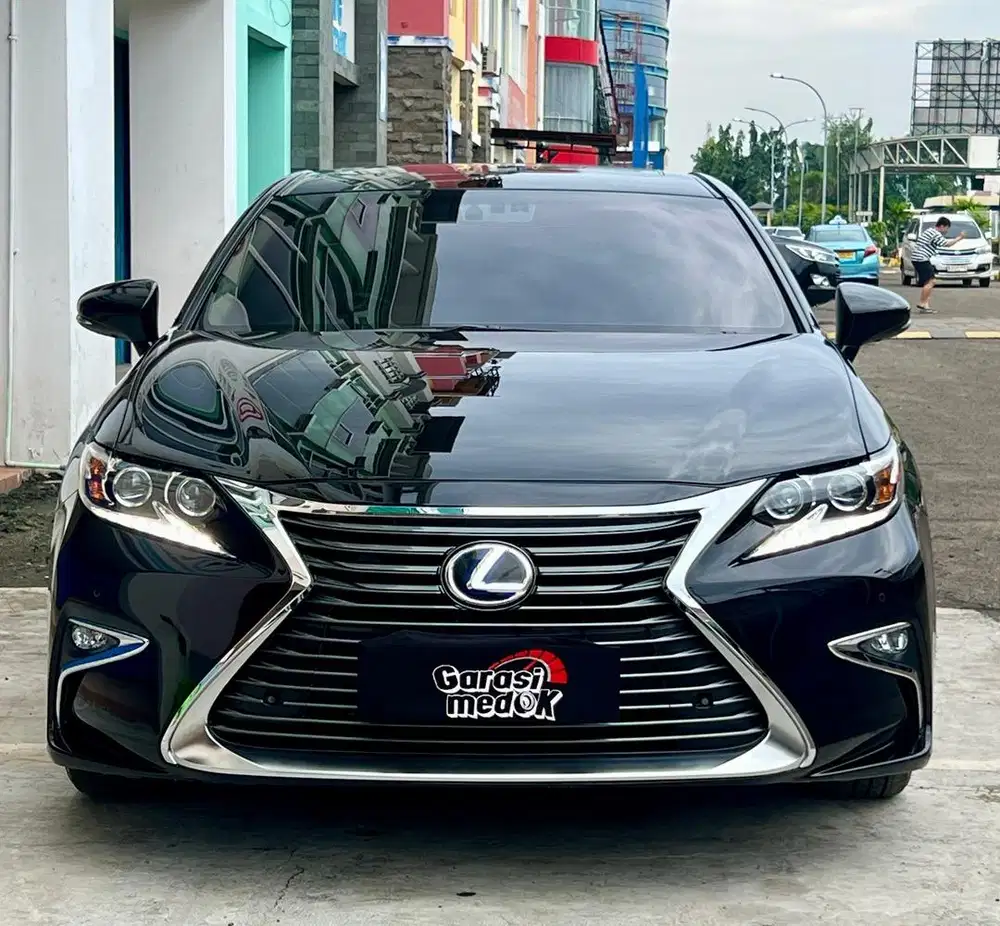 Lexus ES300h ES 300 h 2018 hybrid Antik Low KM Murah Bekas Hitam Genap