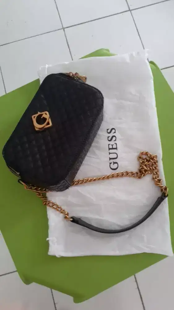Tas selempang GUESS