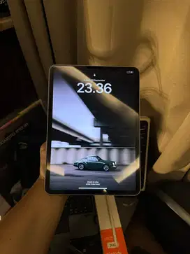 ipad pro gen 4 M2 128gb wifi only + keyboard