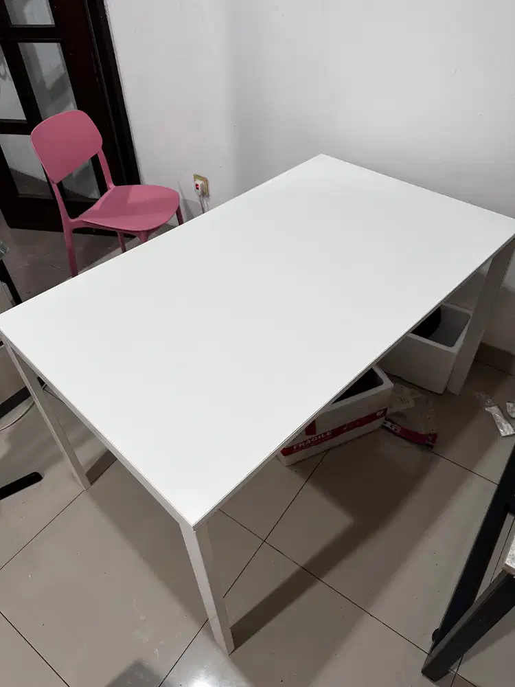 Meja IKEA Putih Minimalis 125 x 75 cm