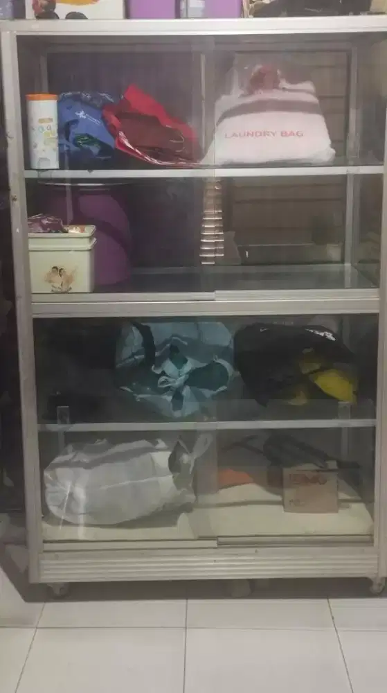 etalase bekas minus gaada kunci