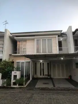 Dijual Rumah Manyar Jaya