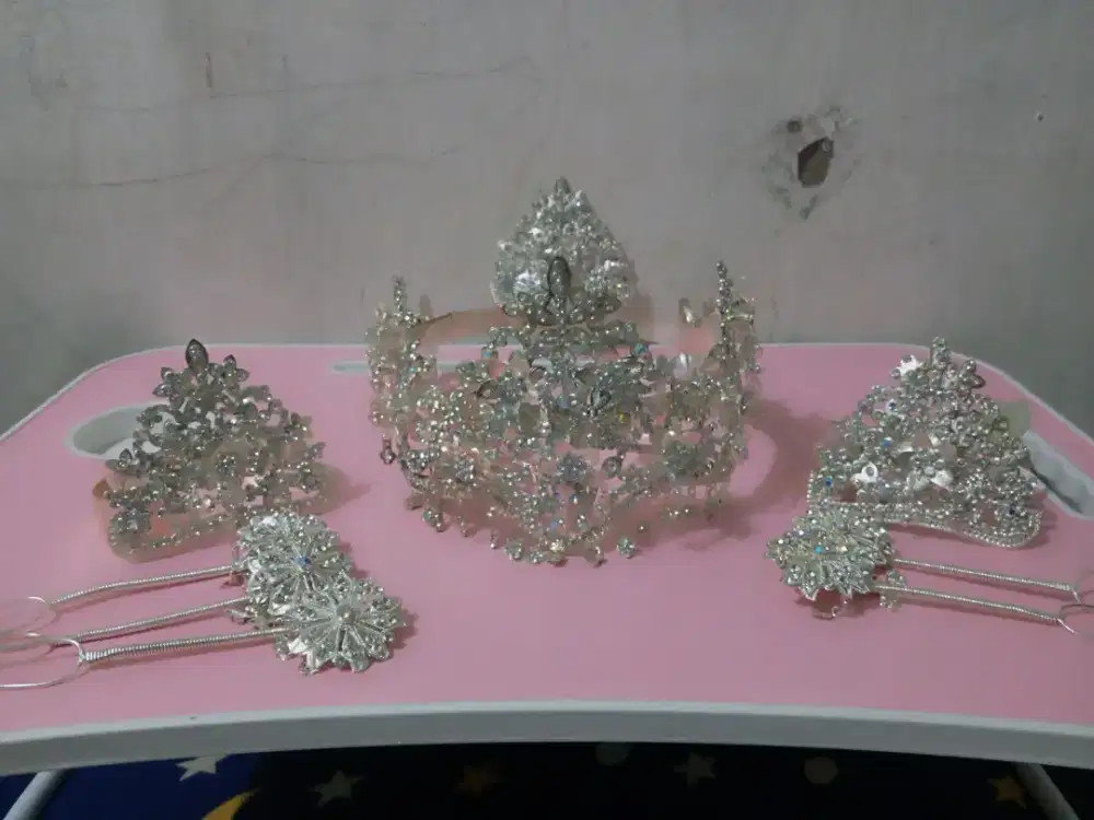 Dijual cepat satu set siger melati + kembang goyang.