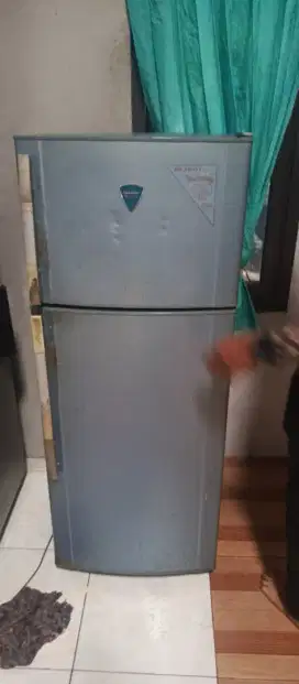 Kulkas 2pintu sharp normal