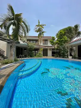 Dijual rumah asri private pool terawat siap huni di menteng