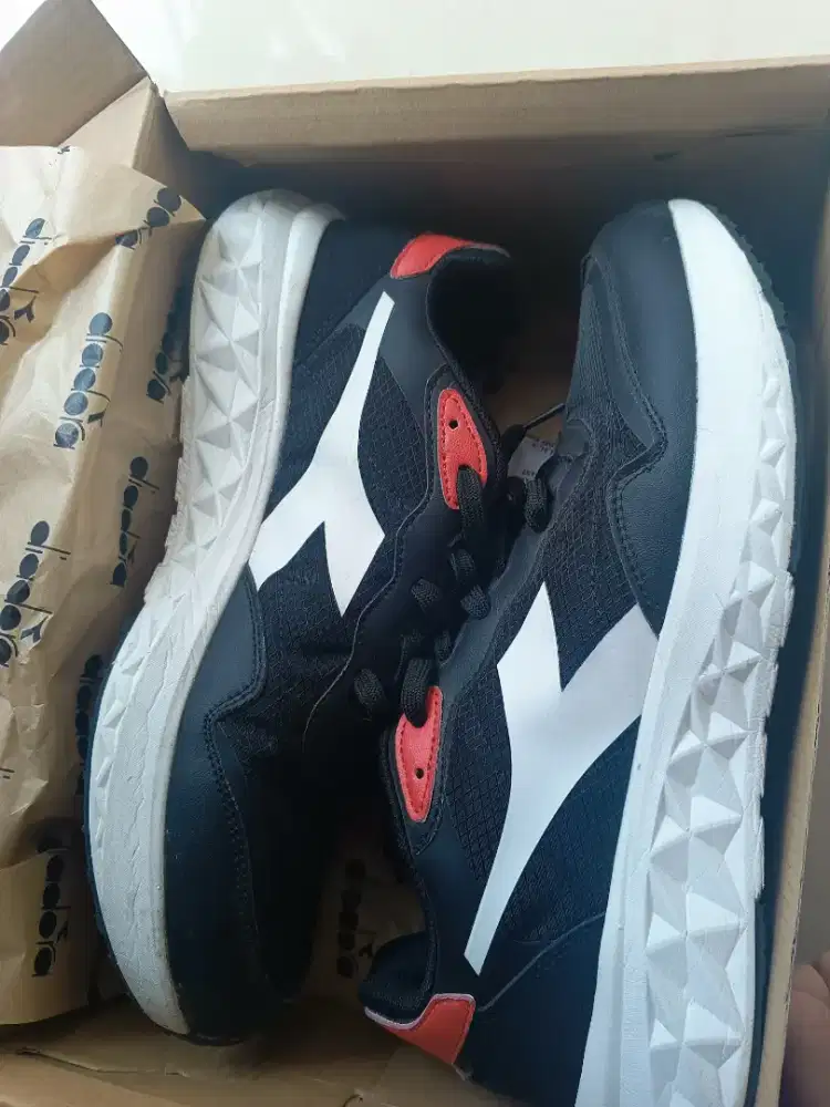 Sepatu Diadora size 44