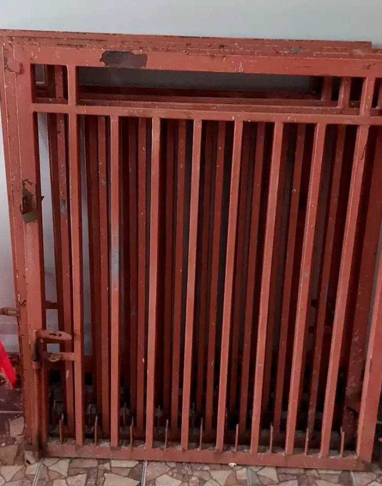 Pintu pagar besi