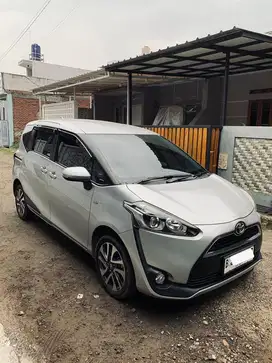 Toyota Sienta 1.5 V 2019