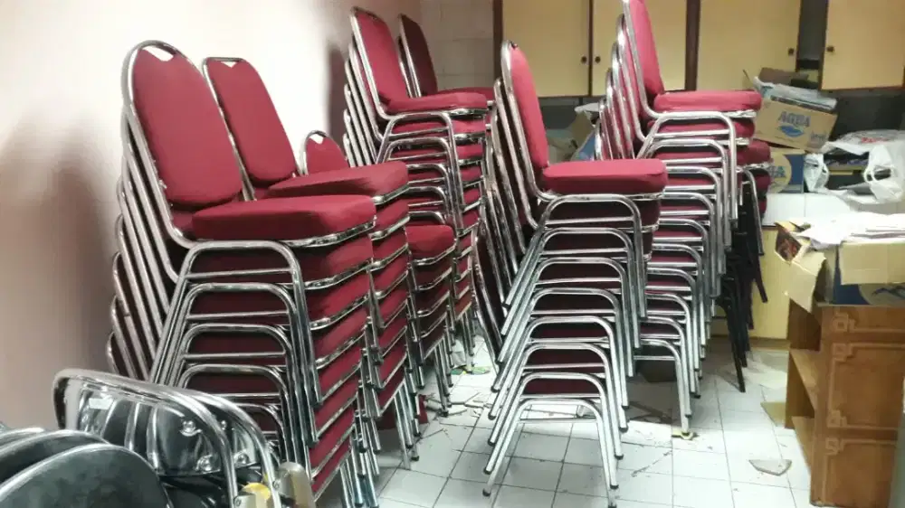 Dibeli terus kursi susun bekas kantor