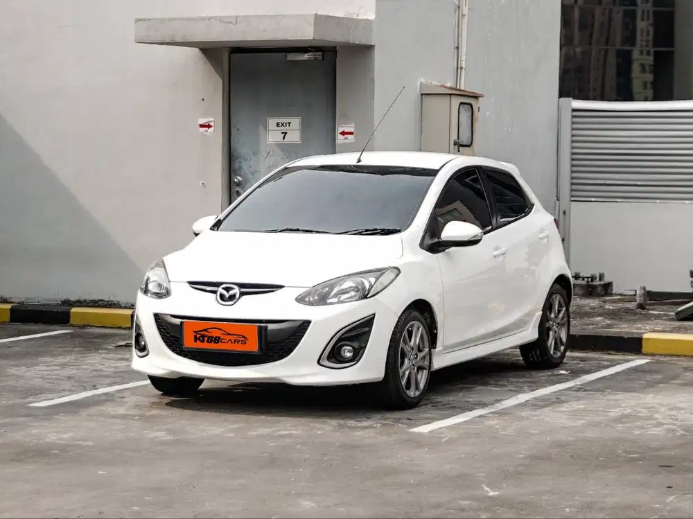 Mazda 2 V 1.5 AT putih 2013