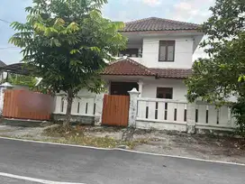 Rumah Luas di Manahan Dekat Stadion Siap Huni