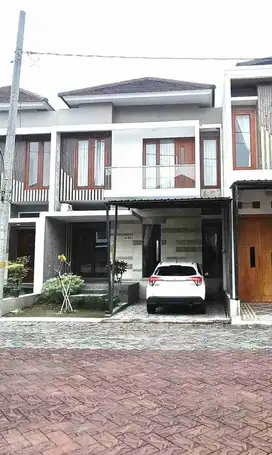 Rumah Bagus Mewah Furnish di Cluster Waru Gentan dekat Solo