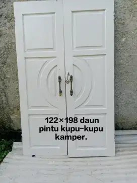Daun pintu kupu-kupu kamper 122×198 warna putih mulus