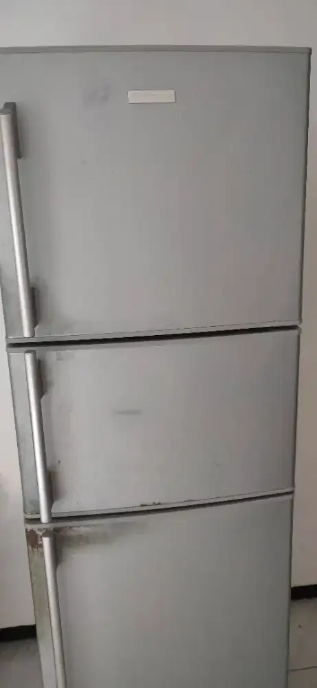 Kulkas Electrolux 3 pintu