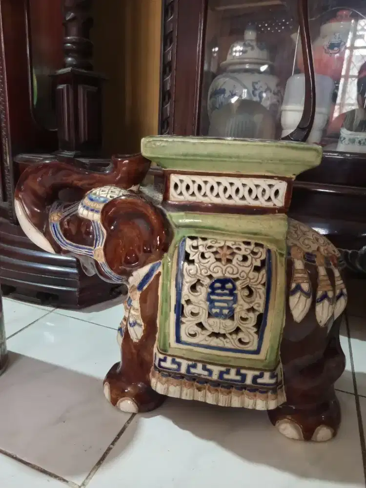 Gajah keramik pajangan