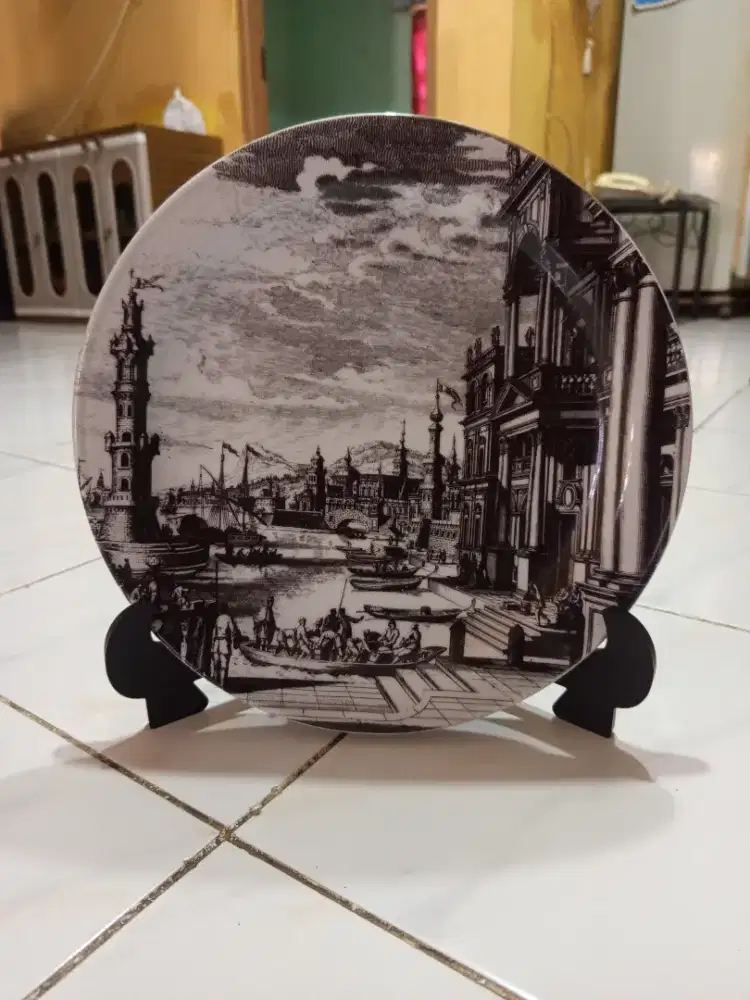 Piring keramik pajangan
